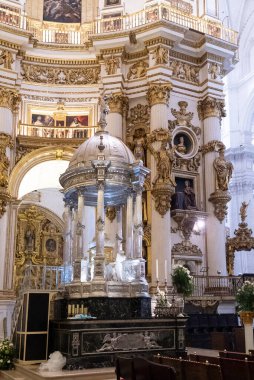 Granada, İspanya. 14 Nisan 2022: Granada 'nın İnkarnasyonu ve mimarisinin Kutsal ve Apostolik Büyükşehir Katedrali Kilisesi Bazilikası.