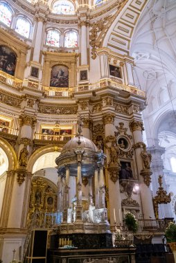 Granada, İspanya. 14 Nisan 2022: Granada 'nın İnkarnasyonu ve mimarisinin Kutsal ve Apostolik Büyükşehir Katedrali Kilisesi Bazilikası.