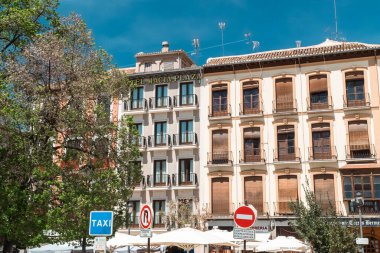 Granada, İspanya. 14 Nisan 2022: Mavi gökyüzü ile Granada şehrinin mimarisi ve cephesi.