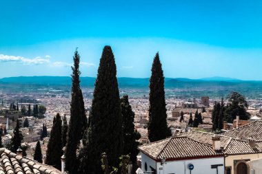 Granada, İspanya. 14 Nisan 2022: Mavi gökyüzü ile Granada şehrinin mimarisi ve cephesi.