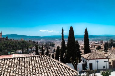 Granada, İspanya. 14 Nisan 2022: Mavi gökyüzü ile Granada şehrinin mimarisi ve cephesi.