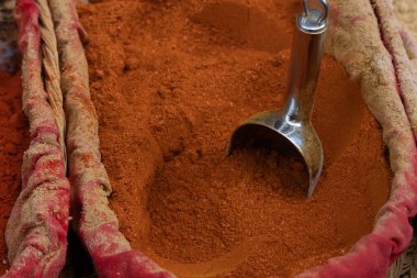 Ön plandaki pazarda baharat satışı. Granada, İspanya.