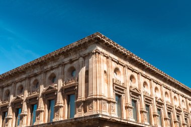 Granada, İspanya. 17 Nisan 2022, Carlos Sarayı ve mavi gökyüzü..