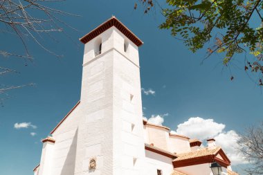 Granada, İspanya. 17 Nisan 2022: Aziz Nicholas Kilisesi ve mavi gökyüzünün mimarisi ve cephesi.