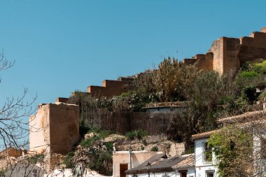 Nazari duvarı, manzaralı ve mavi gökyüzü olan Granada. Granada, İspanya.