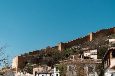 Nazari duvarı, manzaralı ve mavi gökyüzü olan Granada. Granada, İspanya.