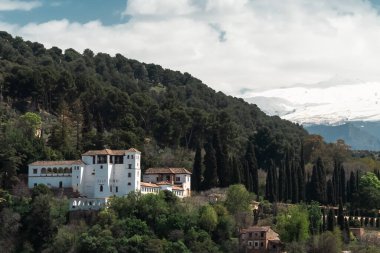 Granada, İspanya. 17 Nisan 2022: Güzel mavi gökyüzü olan Generalife Sarayı 'nın mimarisi ve cephesi.