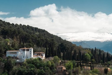 Granada, İspanya. 17 Nisan 2022: Güzel mavi gökyüzü olan Generalife Sarayı 'nın mimarisi ve cephesi.
