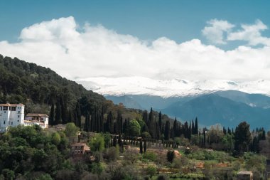 Granada, İspanya. 17 Nisan 2022: Güzel mavi gökyüzü olan Generalife Sarayı 'nın mimarisi ve cephesi.