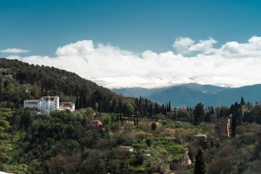 Granada, İspanya. 17 Nisan 2022: Güzel mavi gökyüzü olan Generalife Sarayı 'nın mimarisi ve cephesi.