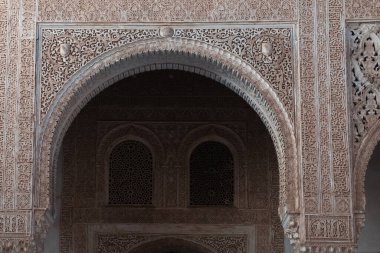 Granada, İspanya. 17 Nisan 2022: Sütunlu Generalife Sarayı.
