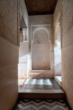 Granada, İspanya. 17 Nisan 2022: Sütunlu Generalife Sarayı.