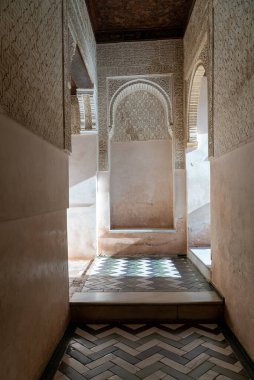 Granada, İspanya. 17 Nisan 2022: Sütunlu Generalife Sarayı.