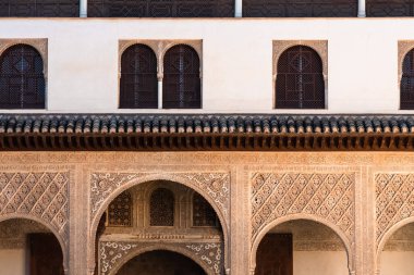 Granada, İspanya. 17 Nisan 2022: Sütunlu Generalife Sarayı.