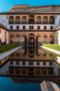 Granada, İspanya. 17 Nisan 2022: Güzel mavi gökyüzü olan Generalife Sarayı 'nın mimarisi ve cephesi.