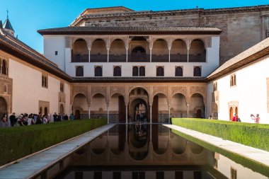 Granada, İspanya. 17 Nisan 2022: Güzel mavi gökyüzü olan Generalife Sarayı 'nın mimarisi ve cephesi.