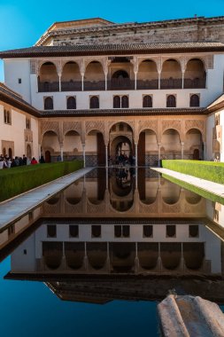 Granada, İspanya. 17 Nisan 2022: Güzel mavi gökyüzü olan Generalife Sarayı 'nın mimarisi ve cephesi.