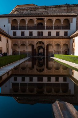 Granada, İspanya. 17 Nisan 2022: Güzel mavi gökyüzü olan Generalife Sarayı 'nın mimarisi ve cephesi.