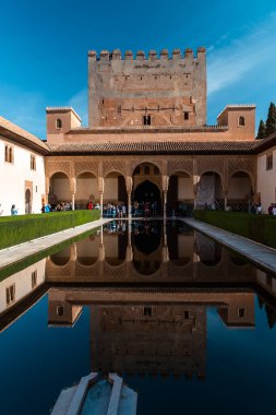 Granada, İspanya. 17 Nisan 2022: Güzel mavi gökyüzü olan Generalife Sarayı 'nın mimarisi ve cephesi.