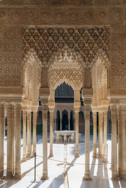 Granada, İspanya. 17 Nisan 2022: Sütunlu Generalife Sarayı.