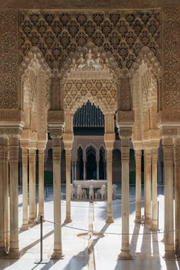 Granada, İspanya. 17 Nisan 2022: Sütunlu Generalife Sarayı.