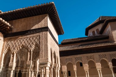 Granada, İspanya. 17 Nisan 2022: Güzel mavi gökyüzü olan Generalife Sarayı 'nın mimarisi ve cephesi.