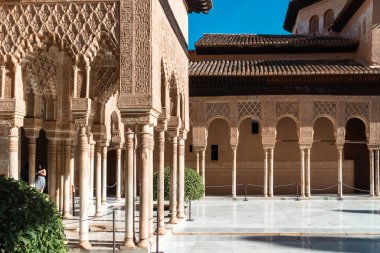 Granada, İspanya. 17 Nisan 2022: Güzel mavi gökyüzü olan Generalife Sarayı 'nın mimarisi ve cephesi.