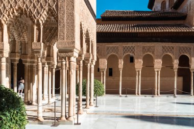 Granada, İspanya. 17 Nisan 2022: Güzel mavi gökyüzü olan Generalife Sarayı 'nın mimarisi ve cephesi.