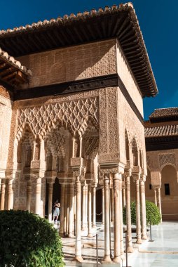 Granada, İspanya. 17 Nisan 2022: Güzel mavi gökyüzü olan Generalife Sarayı 'nın mimarisi ve cephesi.