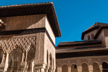 Granada, İspanya. 17 Nisan 2022: Güzel mavi gökyüzü olan Generalife Sarayı 'nın mimarisi ve cephesi.