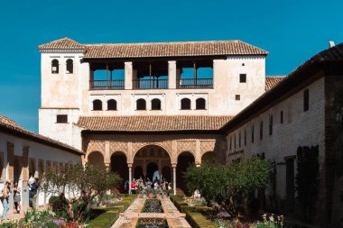 Granada, İspanya. 17 Nisan 2022: Güzel mavi gökyüzü olan Generalife Sarayı 'nın mimarisi ve cephesi.