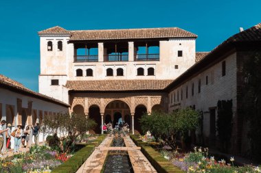 Granada, İspanya. 17 Nisan 2022: Güzel mavi gökyüzü olan Generalife Sarayı 'nın mimarisi ve cephesi.