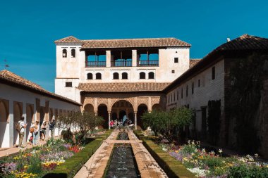 Granada, İspanya. 17 Nisan 2022: Güzel mavi gökyüzü olan Generalife Sarayı 'nın mimarisi ve cephesi.