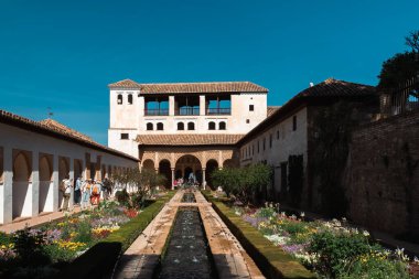 Granada, İspanya. 17 Nisan 2022: Güzel mavi gökyüzü olan Generalife Sarayı 'nın mimarisi ve cephesi.