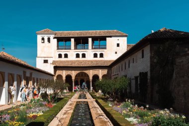 Granada, İspanya. 17 Nisan 2022: Güzel mavi gökyüzü olan Generalife Sarayı 'nın mimarisi ve cephesi.