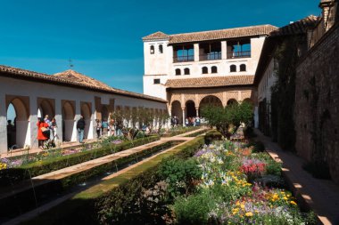 Granada, İspanya. 17 Nisan 2022: Güzel mavi gökyüzü olan Generalife Sarayı 'nın mimarisi ve cephesi.