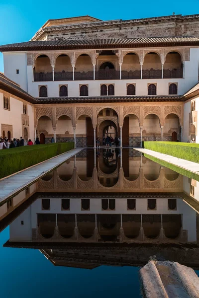 スペインのグラナダ 2022年 昭和27年 4月17日 美しい青空を望む一般宮殿の建築とファサード — ストック写真