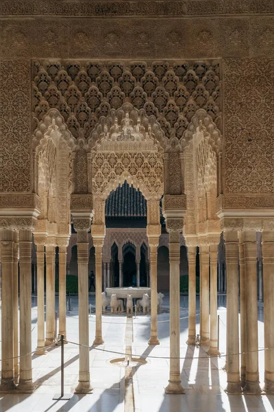 Granada Hiszpania Kwietnia 2022 Wnętrze Pałacu Generalife Kolumnami — Zdjęcie stockowe