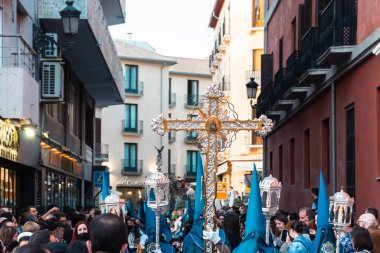 Granada, Espaa. 17 Nisan 2022: Pazar geçit töreni heykel ve kalabalıkla.