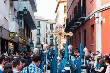 Granada, Espaa. 16 Nisan 2022: Pazar geçit töreni heykel ve kalabalıkla.