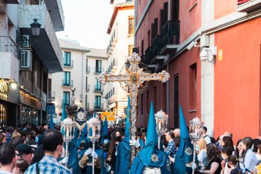Granada, Espaa. 16 Nisan 2022: Pazar geçit töreni heykel ve kalabalıkla.
