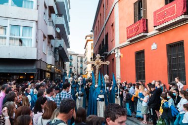 Granada, Espaa. 16 Nisan 2022: Pazar geçit töreni heykel ve kalabalıkla.