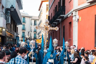 Granada, Espaa. 16 Nisan 2022: Pazar geçit töreni heykel ve kalabalıkla.