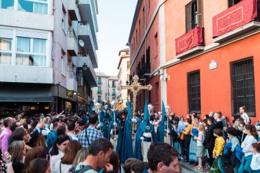 Granada, Espaa. 16 Nisan 2022: Pazar geçit töreni heykel ve kalabalıkla.
