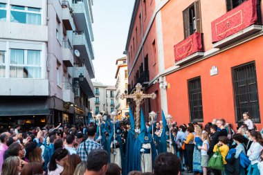 Granada, Espaa. 16 Nisan 2022: Pazar geçit töreni heykel ve kalabalıkla.
