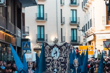 Granada, Espaa. 16 Nisan 2022: Pazar geçit töreni heykel ve kalabalıkla.