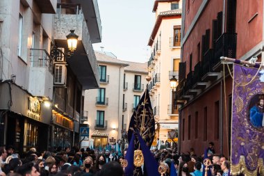 Granada, Espaa. 16 Nisan 2022: Pazar geçit töreni heykel ve kalabalıkla.