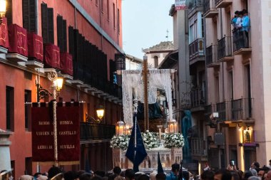 Granada, Espaa. 16 Nisan 2022: Pazar geçit töreni heykel ve kalabalıkla.