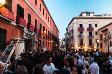 Granada, Espaa. 16 Nisan 2022: Pazar geçit töreni heykel ve kalabalıkla.