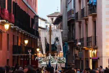 Granada, Espaa. 16 Nisan 2022: Pazar geçit töreni heykel ve kalabalıkla.